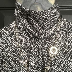 1x Due per Due black & cream turtle neck top